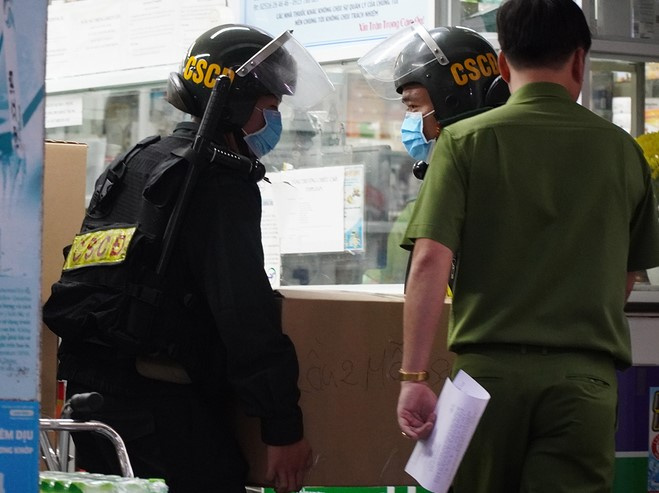 Công an khám xét hệ thống hệ thống nhà thuốc tây lớn nhất Đồng Nai, huy động cả cảnh sát cơ động