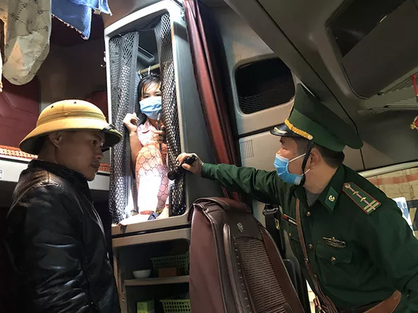 Người đàn bà 'bí mật' bên trong cabin xe Container từ Lào về Việt Nam