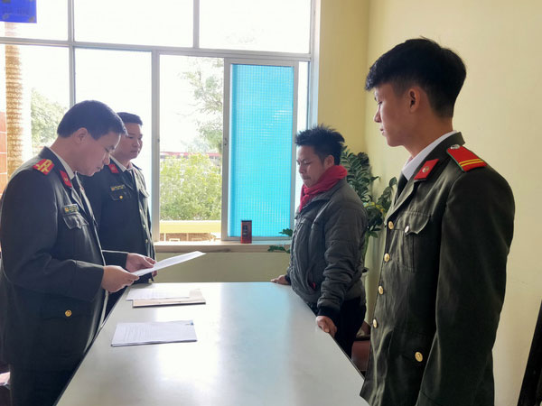 Bị phạt vì không đội mũ bảo hiểm, lên facebook... dọa bắn Trưởng Công an xã