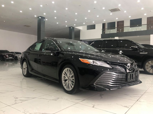 Toyota Camry có giá ngang Lexus ES tại Việt Nam: Chuyện tưởng như đùa