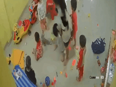Nữ hiệu trưởng trong đoạn clip đánh 2 bé túi bụi, kéo xềnh xệch vào góc khuất camera: 'Tôi thấy mình sai, là tư cách của một giáo viên thì không được đánh trẻ'