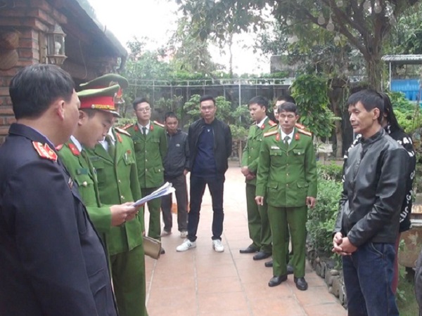 Đại ca giang hồ đánh nạn nhân gãy tay rồi nhét súng vào người chụp ảnh vu khống