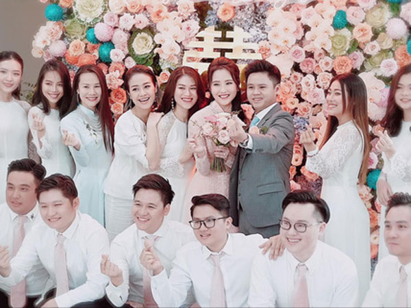 Phan Thành vẫn âm thầm đăng ảnh đám hỏi, ngoài đội hình full phù dâu - phù rể còn có cả MC Phí Linh