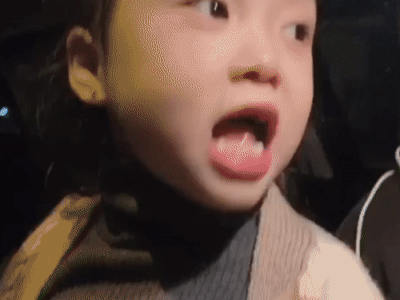 Cười suýt ngất nghe bà cụ non 5 tuổi giảng đạo lý làm chồng cho bố: 'Phải hộ mẹ việc nhà, ăn xong vợ với chồng rửa bát cùng nhau thì mới OK'