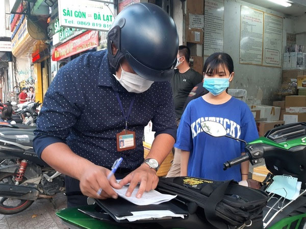 Vụ nhậu trên vỉa hè không đeo khẩu trang bị phạt 6 triệu: Phạt sao cho thấu tình, đạt lý?