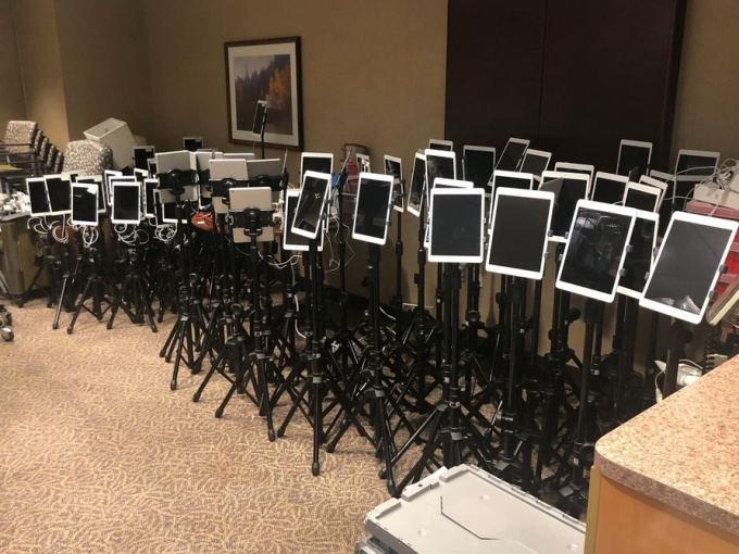 Bức ảnh phản ánh hiện thực đau thương của đại dịch Covid-19: Dàn máy iPad được chuẩn bị để bệnh nhân sắp qua đời từ biệt người thân