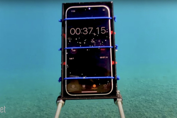 Điều gì sẽ xảy ra nếu ngâm nước iPhone 12 ở độ sâu gần 20 mét trong 30 phút?