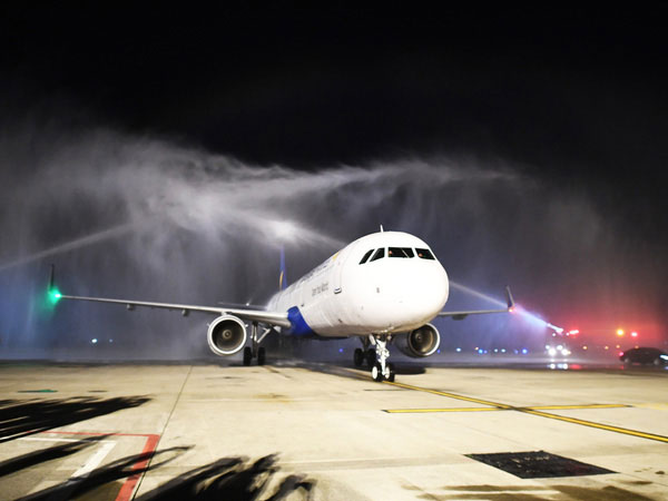 Cận cảnh máy bay đầu tiên và dàn tiếp viên của Vietravel Airlines ở sân bay Tân Sơn Nhất