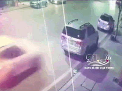 Video: Kinh hoàng cảnh ô tô 5 chỗ mất lái, đâm trúng xe 7 chỗ
