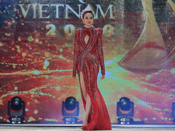 Chuyện oái oăm nhất lịch sử cuộc thi nhan sắc Việt: Thuỳ Dung gặp sự cố liên hoàn, màn đăng quang của Ngân Anh gây tranh cãi lớn!