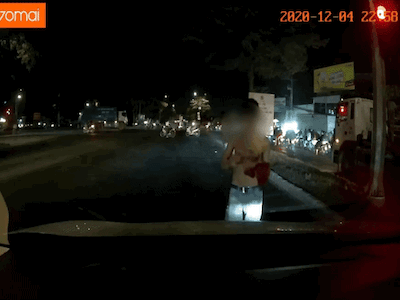 Video: Ô tô dừng đèn đỏ, thanh niên bất ngờ xông đến lau kính, sau cùng mới đòi tài xế một thứ
