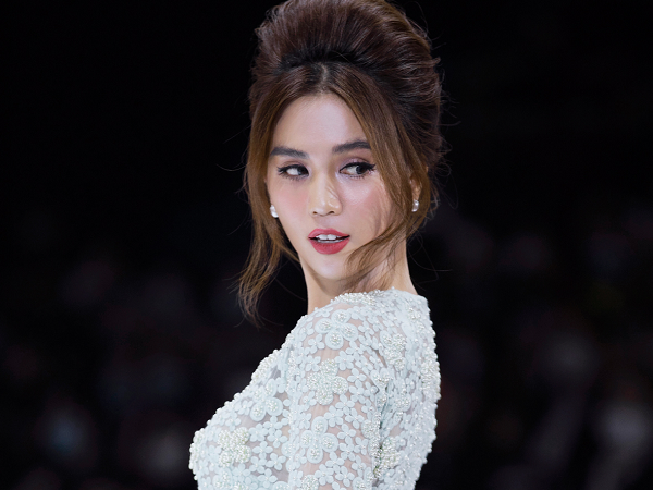 'Nữ hoàng nội y' Ngọc Trinh bỗng kín đến khó tin, ngay cả kiểu tóc cũng khiến nhiều người không nhận ra