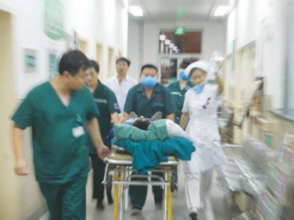 Cô gái 28 tuổi bất ngờ ngất xỉu, liệt nửa người cả đời dù đã được cấp cứu, nguyên nhân xuất phát từ thói quen trước khi đi ngủ của nhiều người trẻ