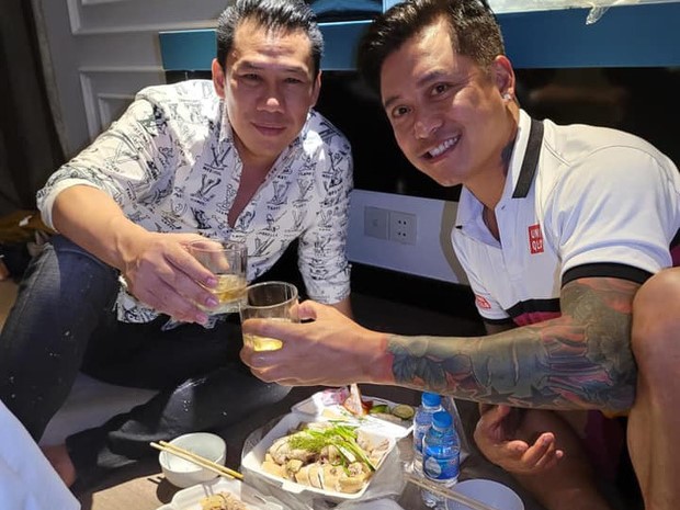 Tuấn Hưng thân thiết bên chồng cũ Lệ Quyên, đáng chú ý là dòng caption