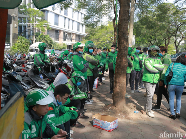 Video ảnh Hà Nội: Xe ôm công nghệ tắt ứng dụng, tập trung tới trụ sở Grab phản đối tăng cước phí