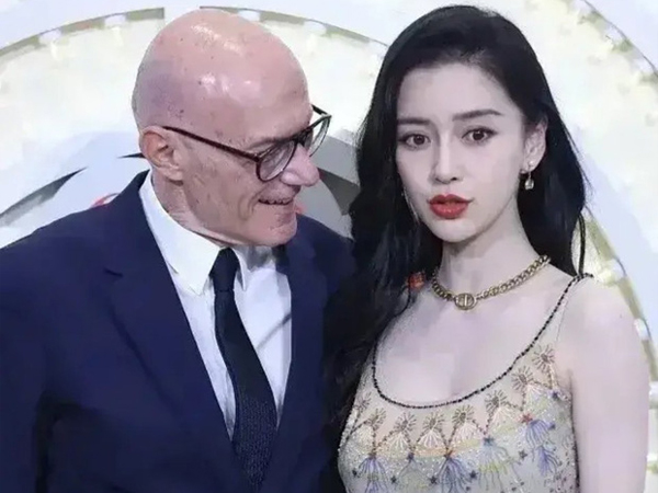 Rộ lên khoảnh khắc Angela Baby bị đối tác ngoại quốc nhìn chằm chặp, có hành động thái quá gây xôn xao Weibo