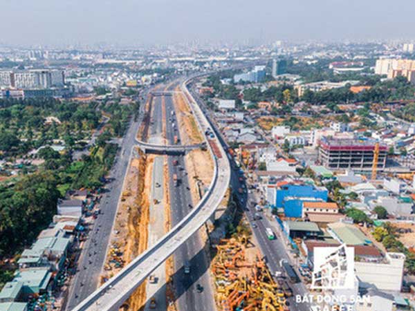 Cuộc đua Đông - Tây: Hai cực nóng của Sài Gòn