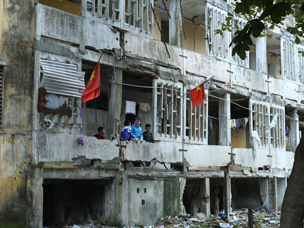 Chung cư sắp sập ở Nghệ An