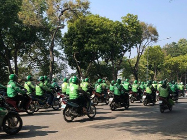 Cảnh sát giải tán hàng trăm người mặc áo Grab diễu hành quanh hồ Gươm