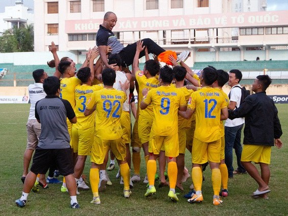 Tân binh giải hạng Nhất xin rút lui