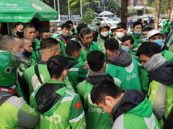Hàng nghìn tài xế trên cả nước đồng loạt tắt ứng dụng, tập trung đến trụ sở phản đối việc tăng giá cước: Grab Việt Nam nói gì?