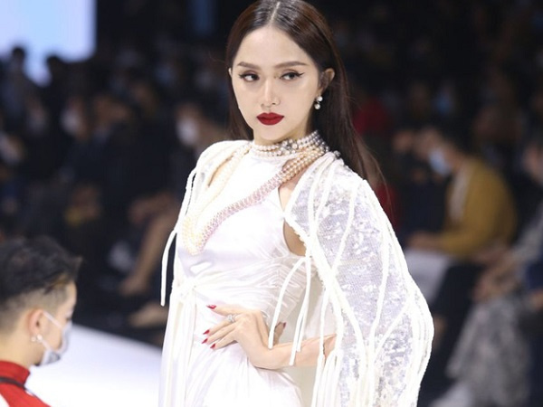 HOT: Hương Giang tái xuất sau scandal bằng màn catwalk thần thái, cùng Tiểu Vy làm vedette cho NTK Adrian Anh Tuấn tại AVIFW 2020