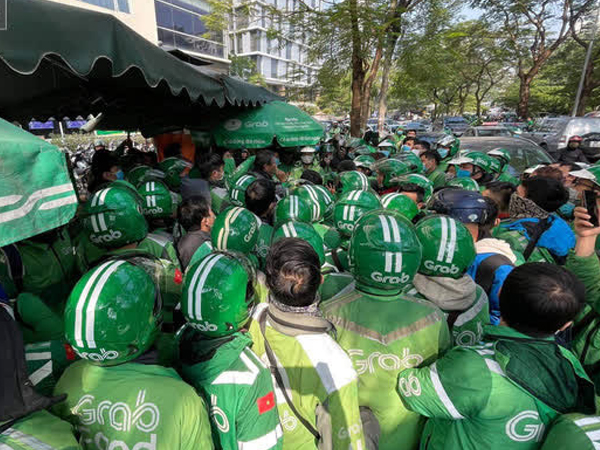 Hà Nội: Hàng trăm tài xế tắt app, đình tài phản đối Grab tăng giá cước
