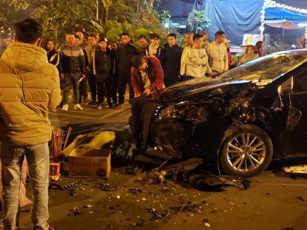 Xe máy kẹp 3 va chạm kinh hoàng với ô tô, 3 nam sinh thương vong