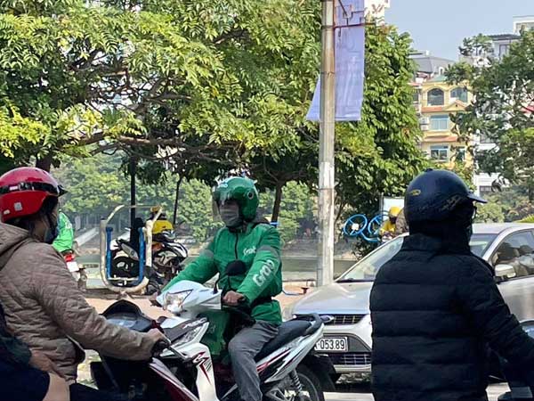 Xe ôm công nghệ liên tục tăng giá, xe cỏ đầu ngõ được thời
