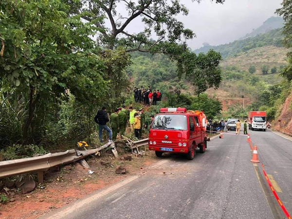 Xe tải lao xuống vực sâu 200m, lái xe tử vong