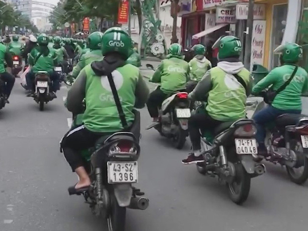 Video: Hàng trăm tài xế Grab gây náo loạn đường phố Đà Nẵng