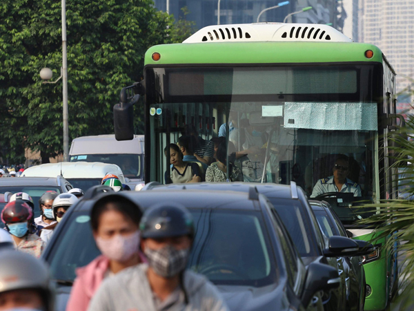 Video: Ô tô xe máy mặc sức 'khóa' buýt nhanh BRT trong làn dành riêng