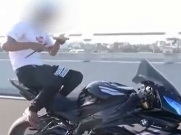 Phẫn nộ clip nam thanh niên vừa chạy xe phân khối lớn tốc độ cao vừa... ăn mì để quay vlog đăng Youtube