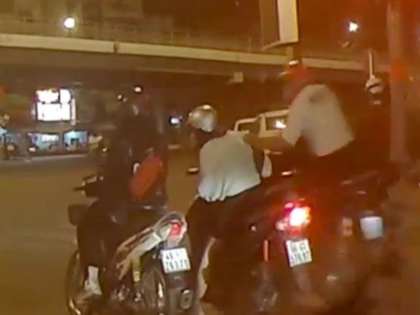 Người phụ nữ bị giật túi xách khi dừng đèn đỏ Ngã tư Hàng Xanh