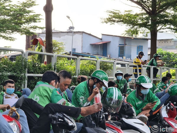 Tại sao Grab tăng giá, Be và Gojek chưa tăng?