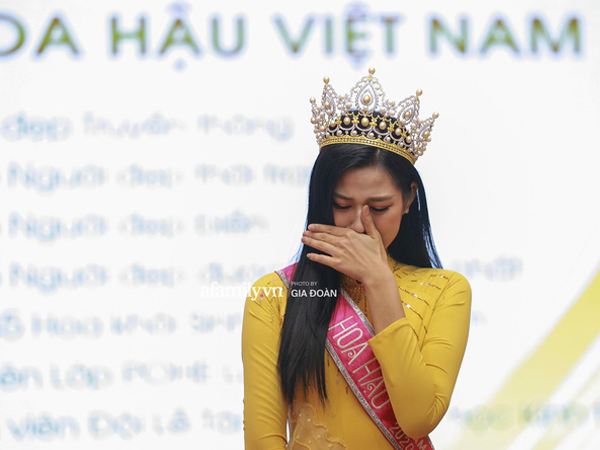 Đỗ Thị Hà rơi nước mắt tiết lộ sự thật về bức hình lấm lem bùn đất được lan truyền trên mạng: 'Nhờ điều đó em mới biết cha mẹ đã phải vất vả thế nào'