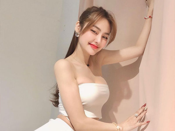 Giữa cơn bão chỉ trích vì hành động vô lễ với đàn chị Thủy Tiên, Linh Chi có động thái tự trấn an bản thân với lời nhắn từ FC