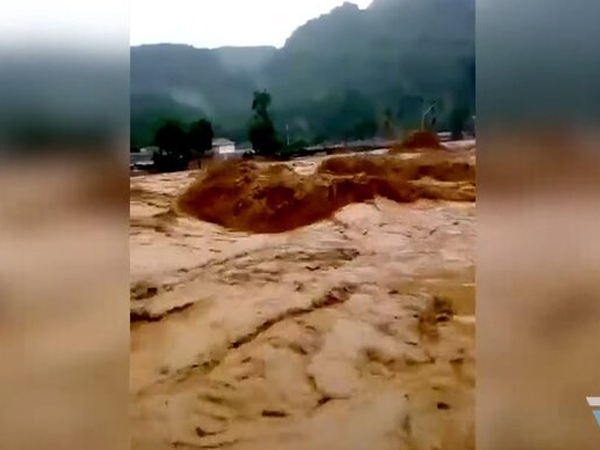 Mưa lớn gây lũ, hàng nghìn dân Indonesia chịu ảnh hưởng