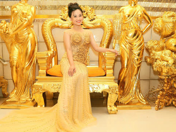 Cận cảnh ngôi nhà được khoe là dát vàng đến tận... chiếc bát ăn cơm