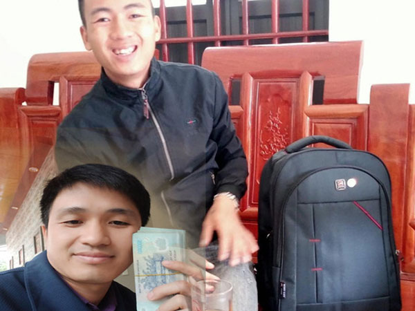 Nhặt được balo đầy tiền, cán bộ xã đăng lên facebook tìm người trả lại