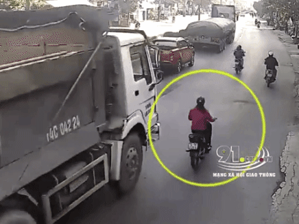 Xe ben lao vào cô gái đi xe máy gây tai nạn kinh hoàng