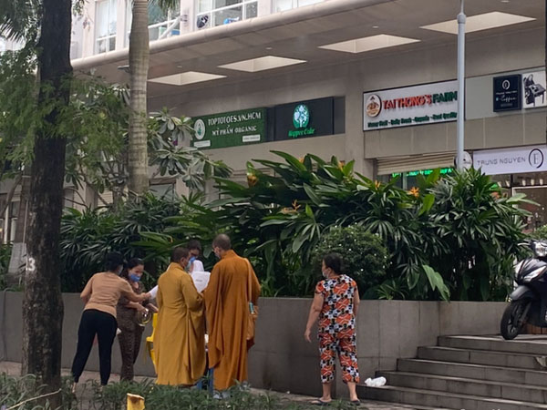 Người đàn ông bất ngờ gục chết trên xe máy khi đang bấm điện thoại
