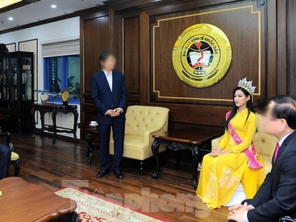 Hoa hậu Đỗ Hà bị chê trách vì ngồi khi thầy giáo đứng báo cáo: ĐH Kinh tế Quốc dân nói gì?