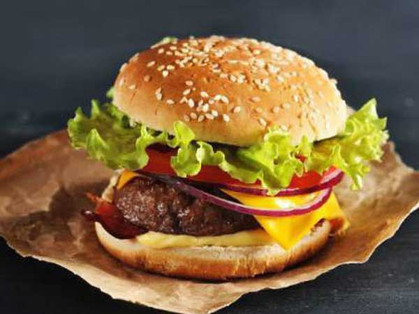 Từ vụ bé 10 tuổi nguy kịch khi ăn hamburger, chuyên gia cảnh báo nhóm thực phẩm nguy cơ dị ứng cao, cho trẻ ăn cần cảnh giác