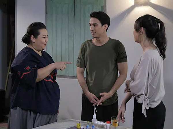 Dâu hàng xóm được mẹ chồng khen nức nở, còn bĩu môi chê dâu nhà mình, chị vợ liền cười đáp 'con học cô ấy nhé' mà bà tím mặt lặng thinh