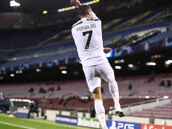 Ronaldo lập cú đúp trong ngày Messi im tiếng, Juventus thắng tưng bừng ngay tại Nou Camp