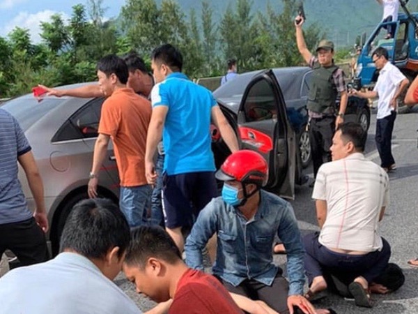 Nổ súng khống chế 4 đối tượng vận chuyển hơn 2 tạ ma túy