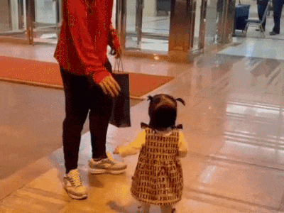 Tan chảy với khoảnh khắc con gái Bùi Tiến Dũng lon ton chạy theo, bám bố không rời khi phải xa nhau