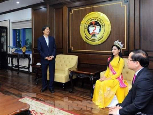 Trưởng BTC cuộc thi Hoa hậu Việt Nam 2020 phản hồi gì về bức ảnh Hiệu trưởng "chắp tay báo cáo hoa hậu"?