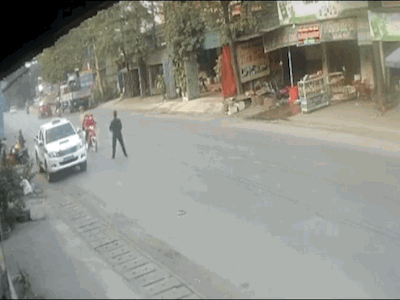 Video: Cố tình 'chạy chốt', đôi nam nữ tông văng chiến sĩ CSCĐ